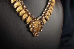 Exquisite indische traditionelle Gold-Halskette mit Edelsteinen besetzt